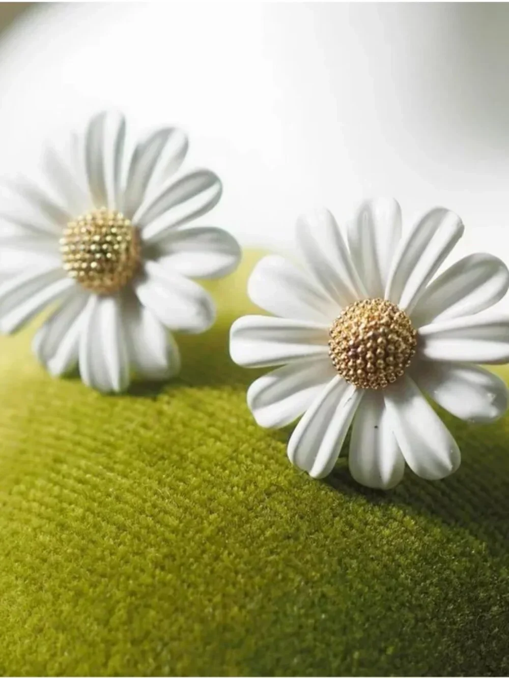 Kate Spade White Daisy Flower Stud Earrings Gold Tone Floral Spring Earrings